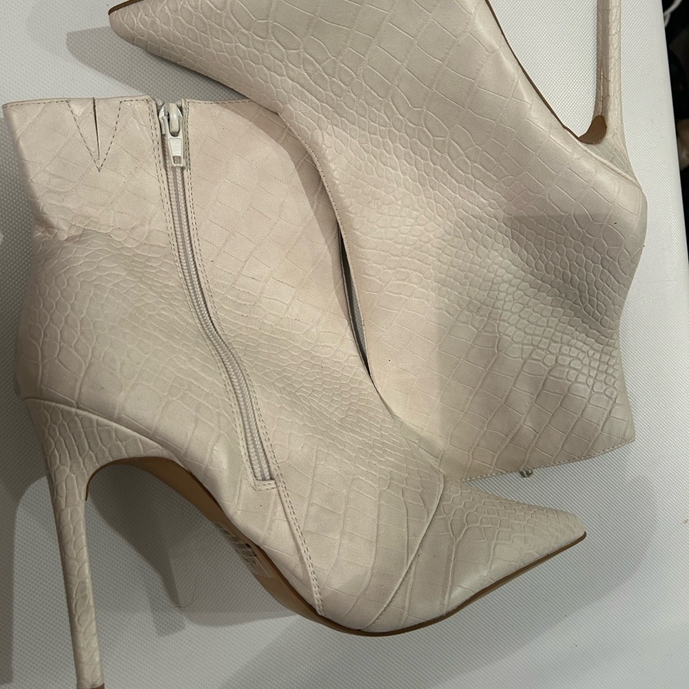 Express Heeled White Croc-Embossed Ankle Boots